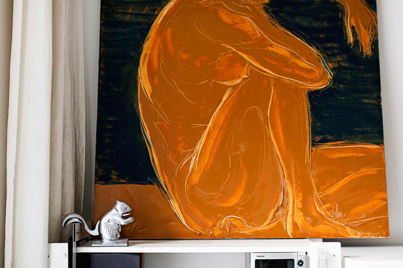 В гостях: Студия художника с эркером, картинной галереей и Анджелиной