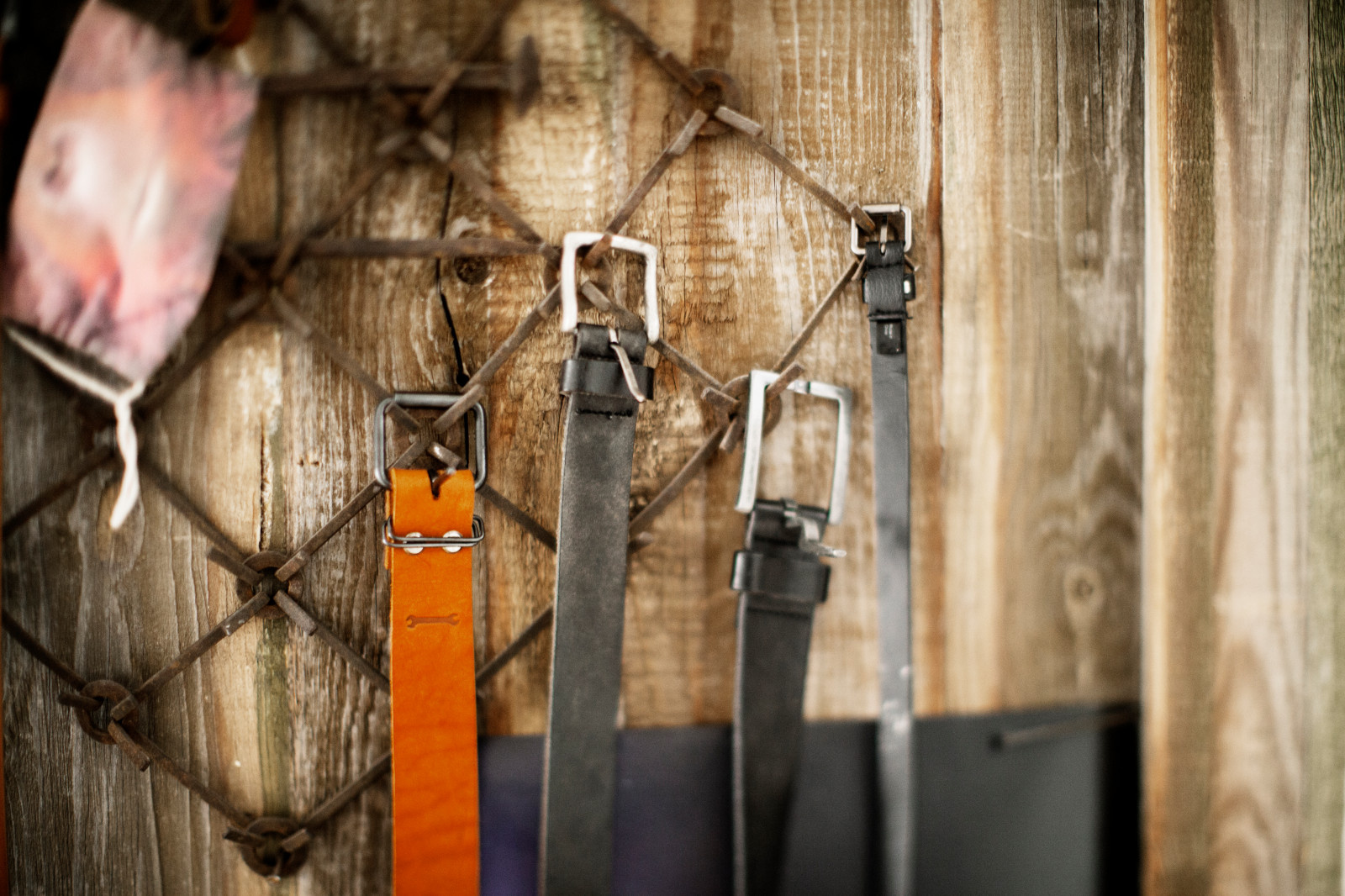 В гостях: Интерьер для троих друзей с авторской мебелью из дерева