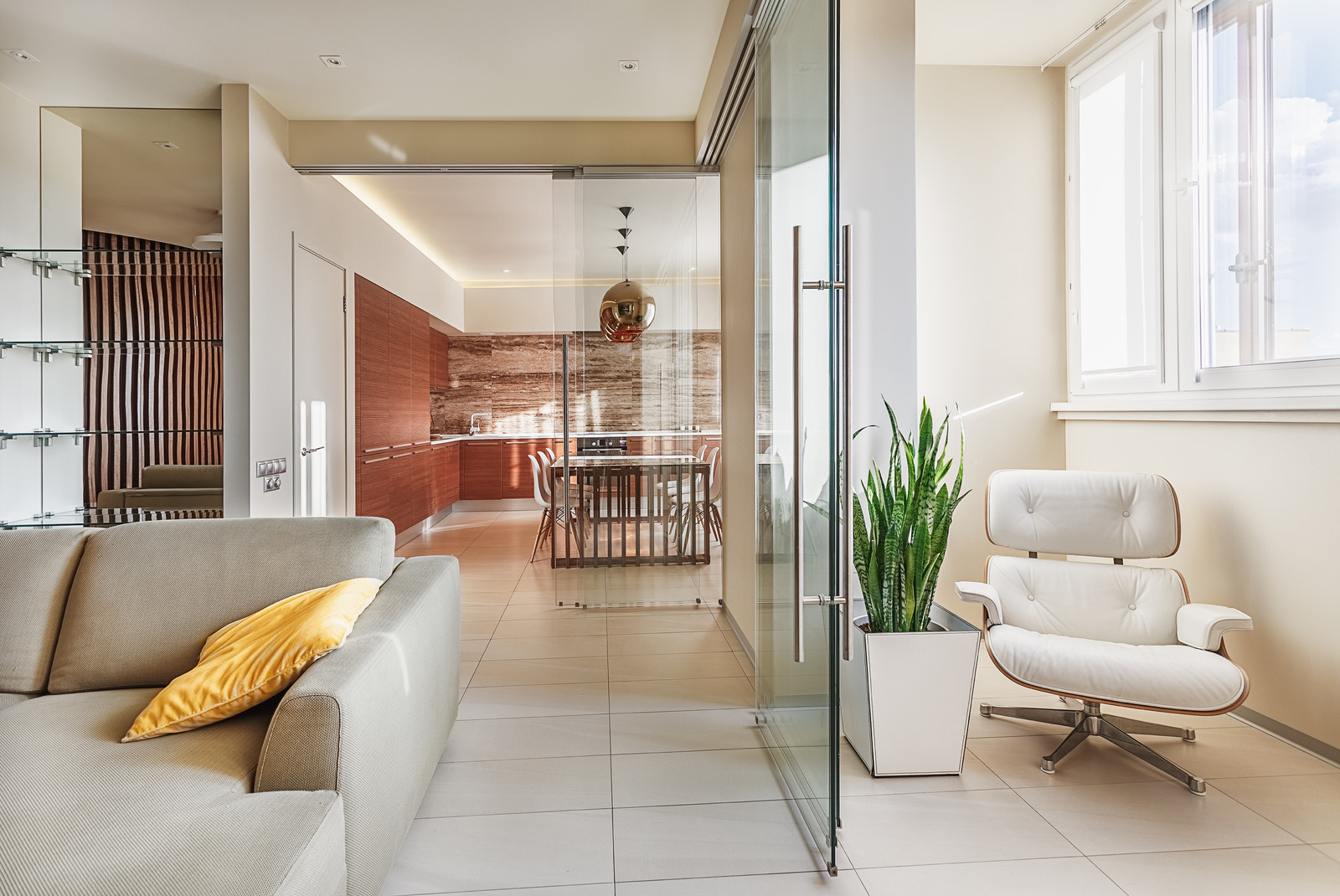 Houzz тур: Квартира со стеклянными перегородками и скрытым гардеробом