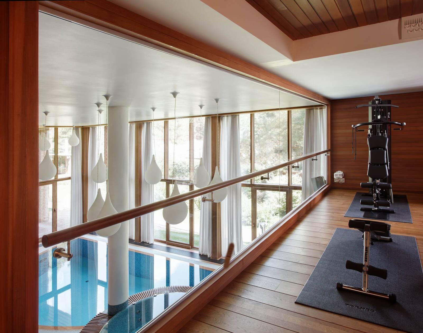 Дом в Подмосковье: вид на бассейн с антресоли
