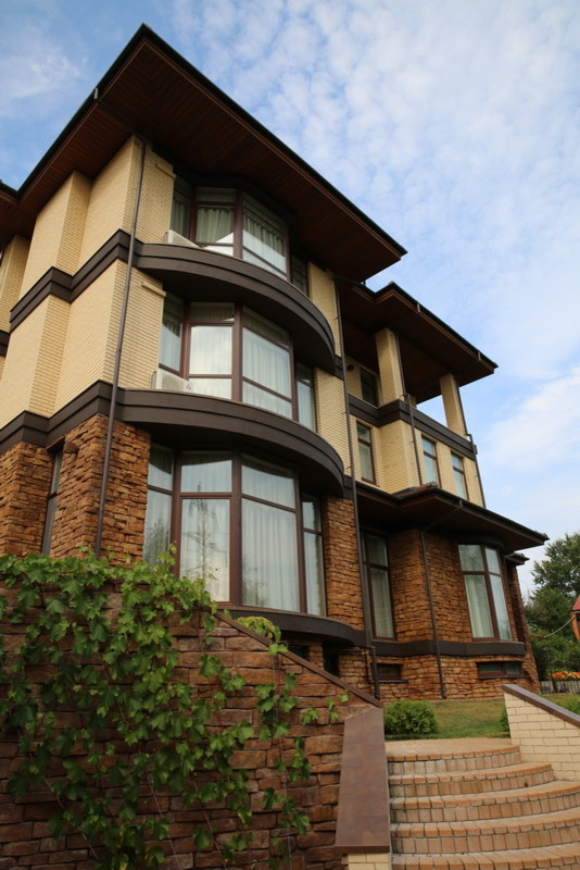 Дом на склоне