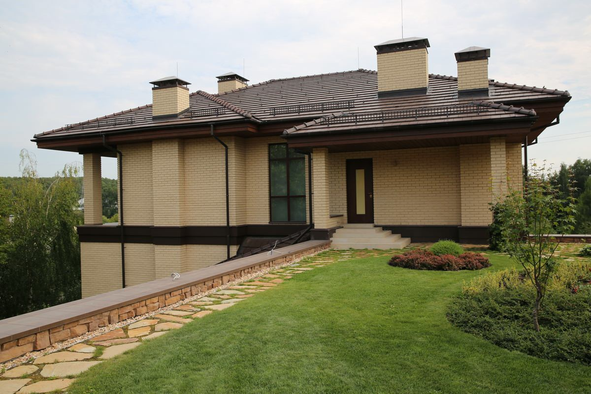 Дом на склоне