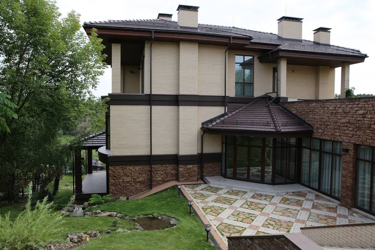 Дом на склоне