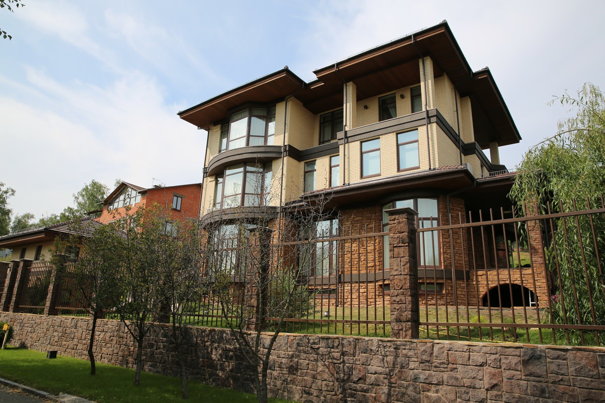 Дом на склоне