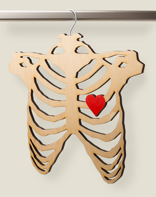 17 приспособлений для хранения ношеных вещей, не считая стула