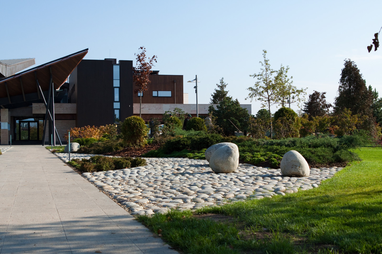 Проект недели: Современный сад с холмами и «метеоритом»