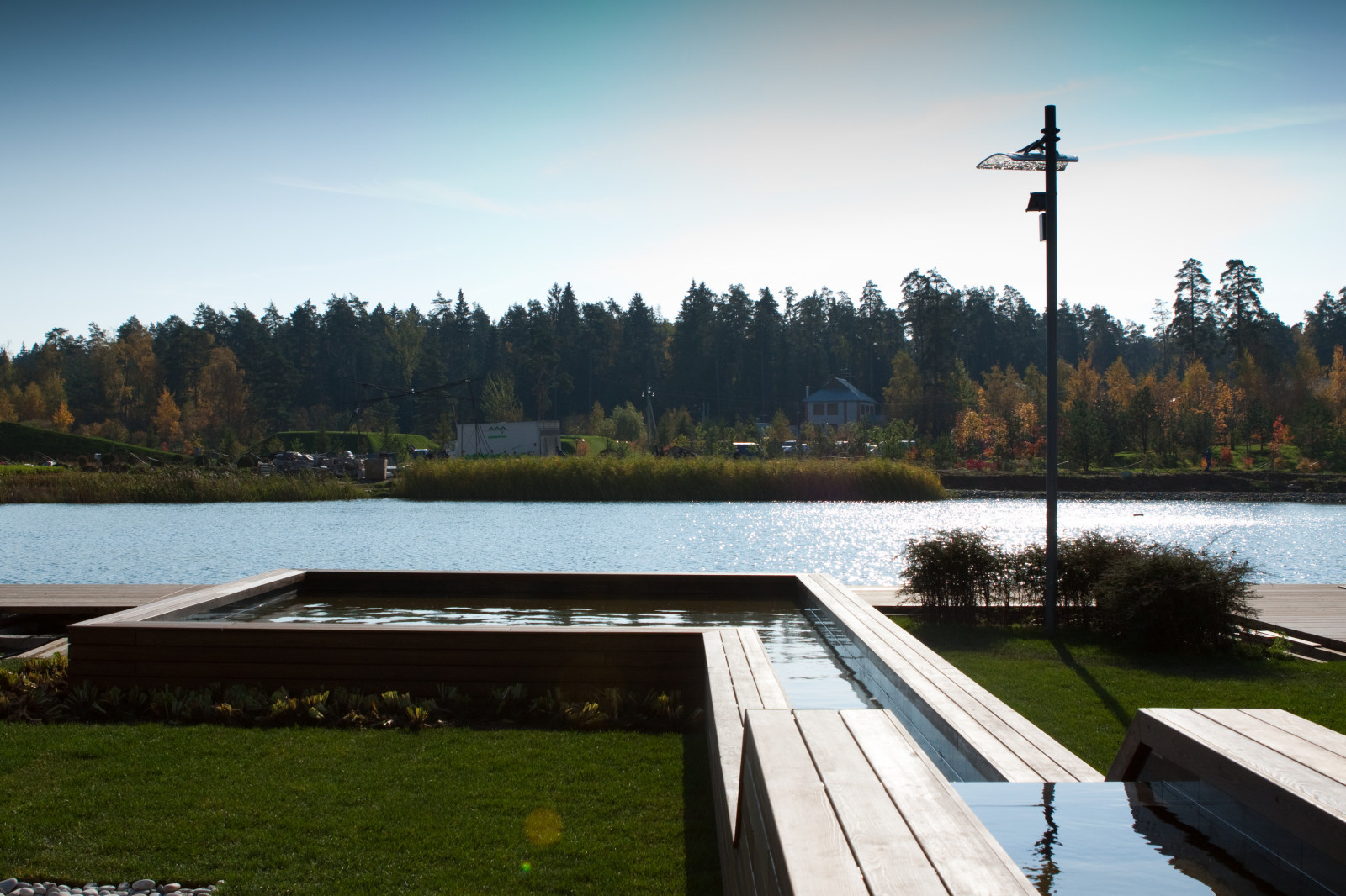 Проект недели: Современный сад с холмами и «метеоритом»