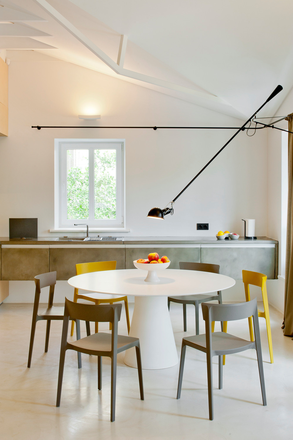 Houzz Литва: Квартира в Вильнюсе с необычным потолком и камином