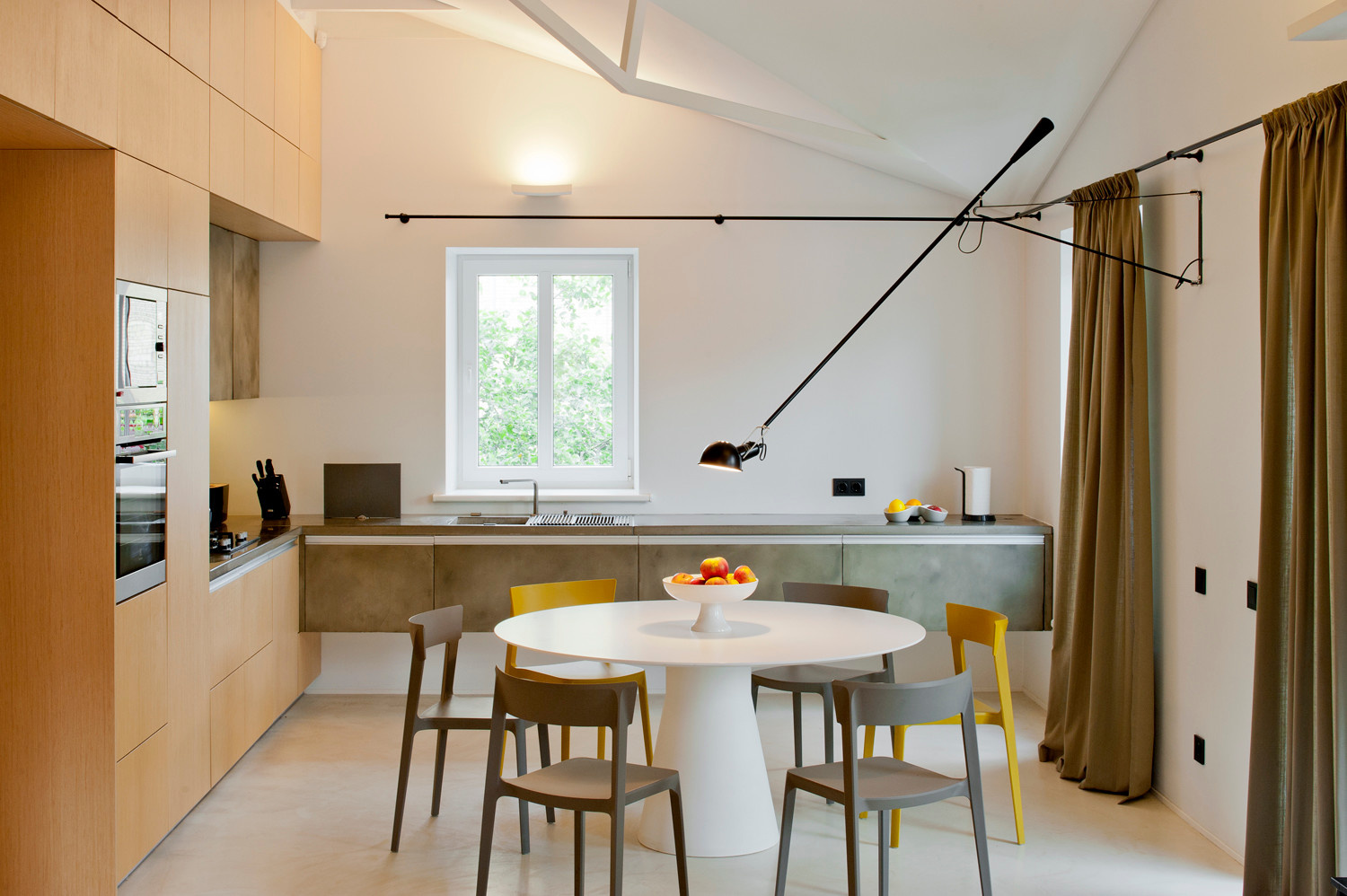 Houzz Литва: Квартира в Вильнюсе с необычным потолком и камином