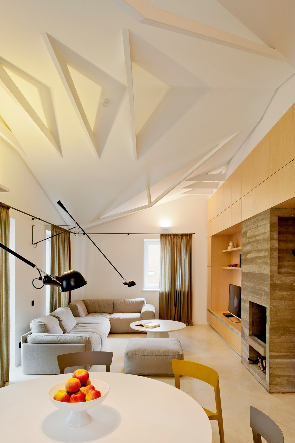 Houzz Литва: Квартира в Вильнюсе с необычным потолком и камином