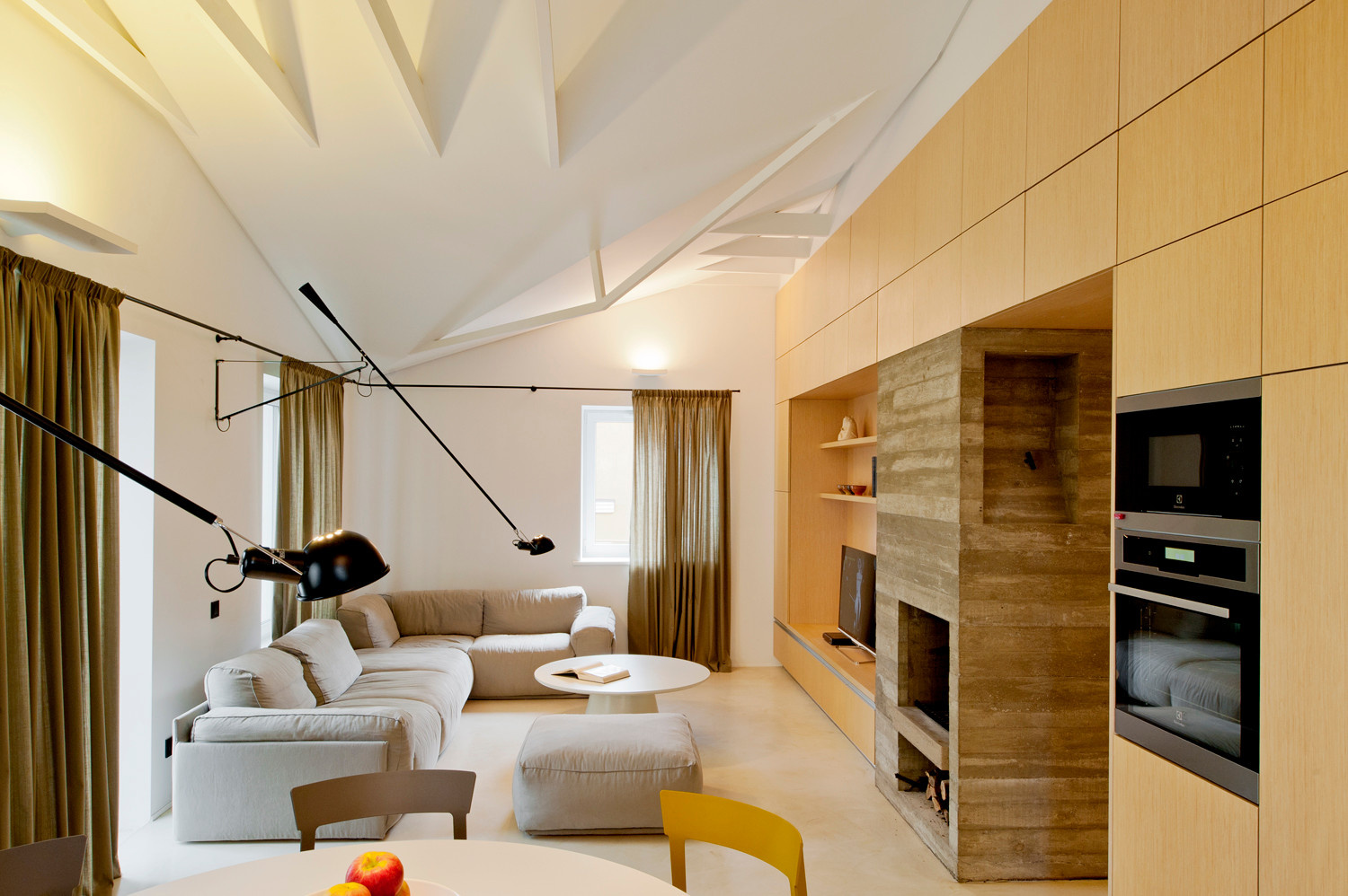 С миру по идее: Как сделать узкую комнату удобной?