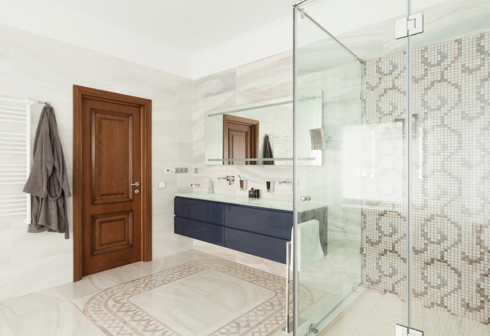 Дом с барельефами и витражами