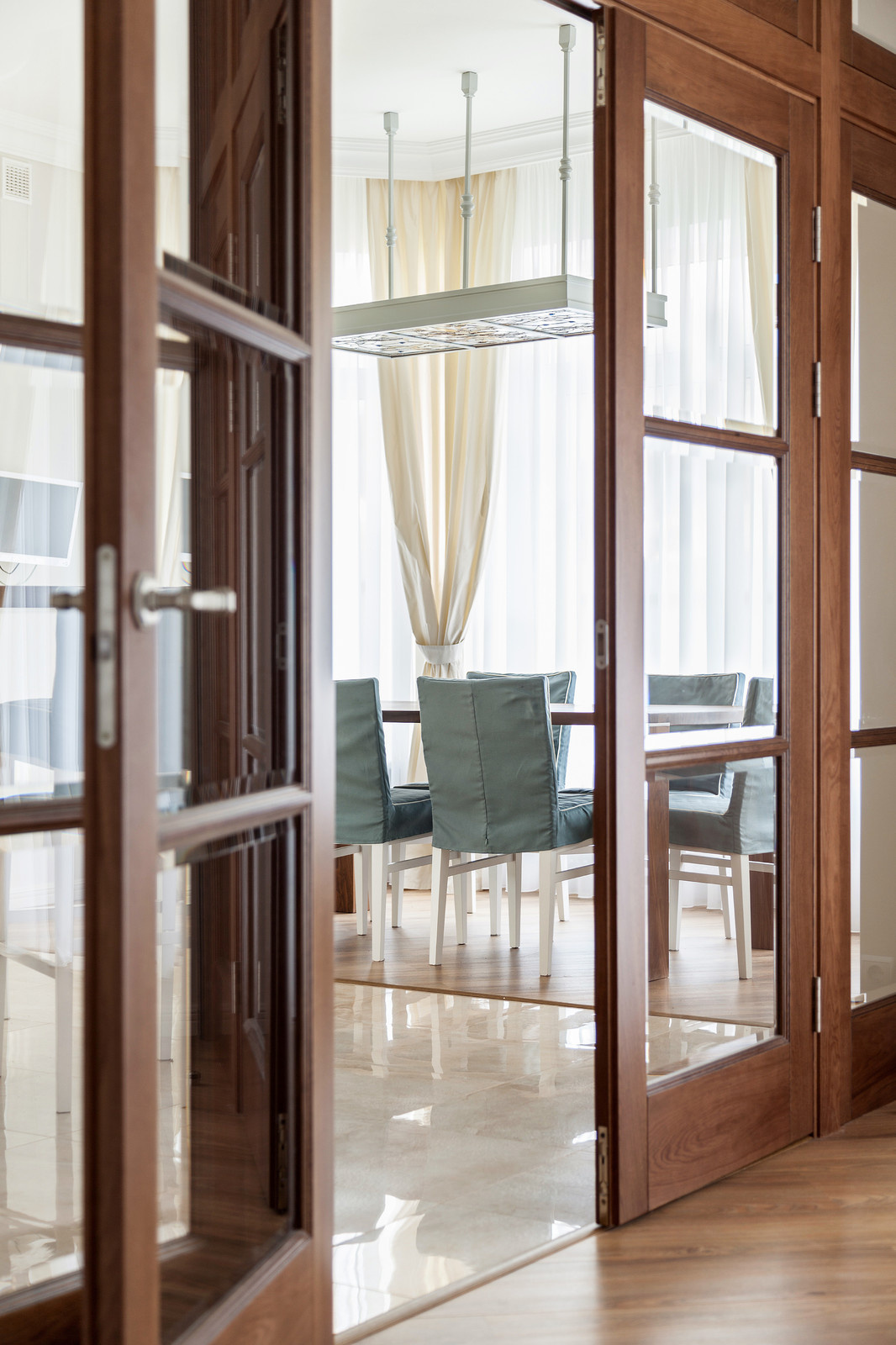 Дом с барельефами и витражами