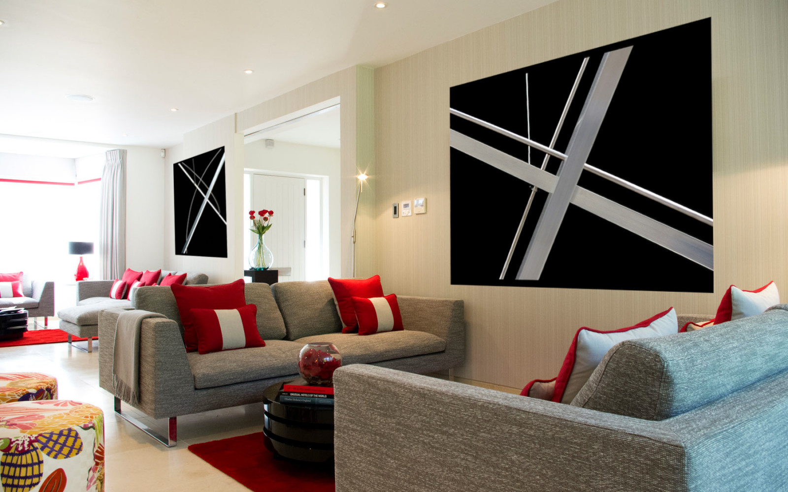 Как картины меняют пространство. Один интерьер - разные впечатления.