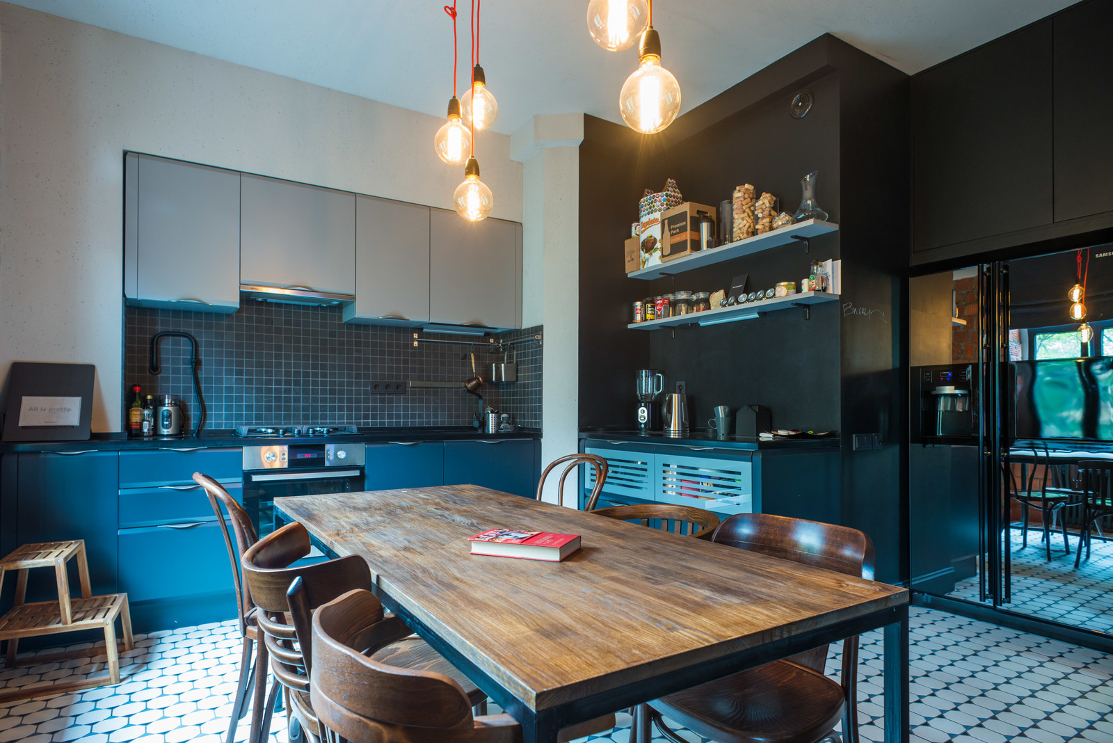 В гостях: Квартира в нейтральных тонах с кирпичной стеной