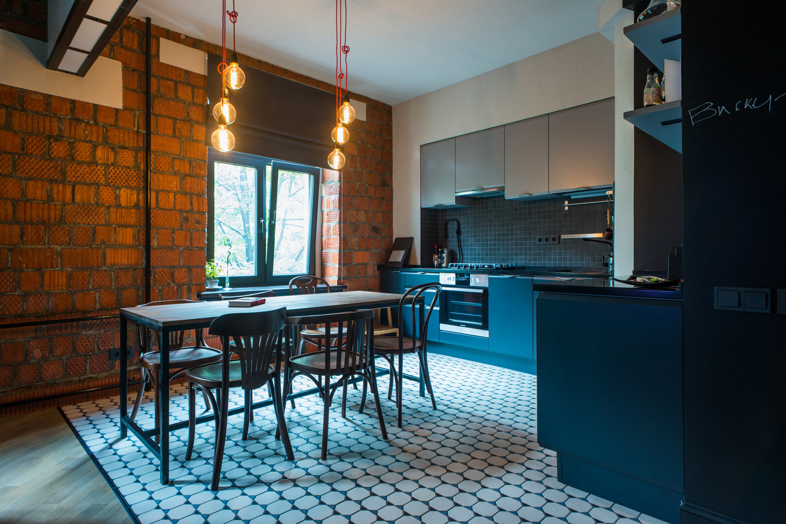 В гостях: Квартира в нейтральных тонах с кирпичной стеной