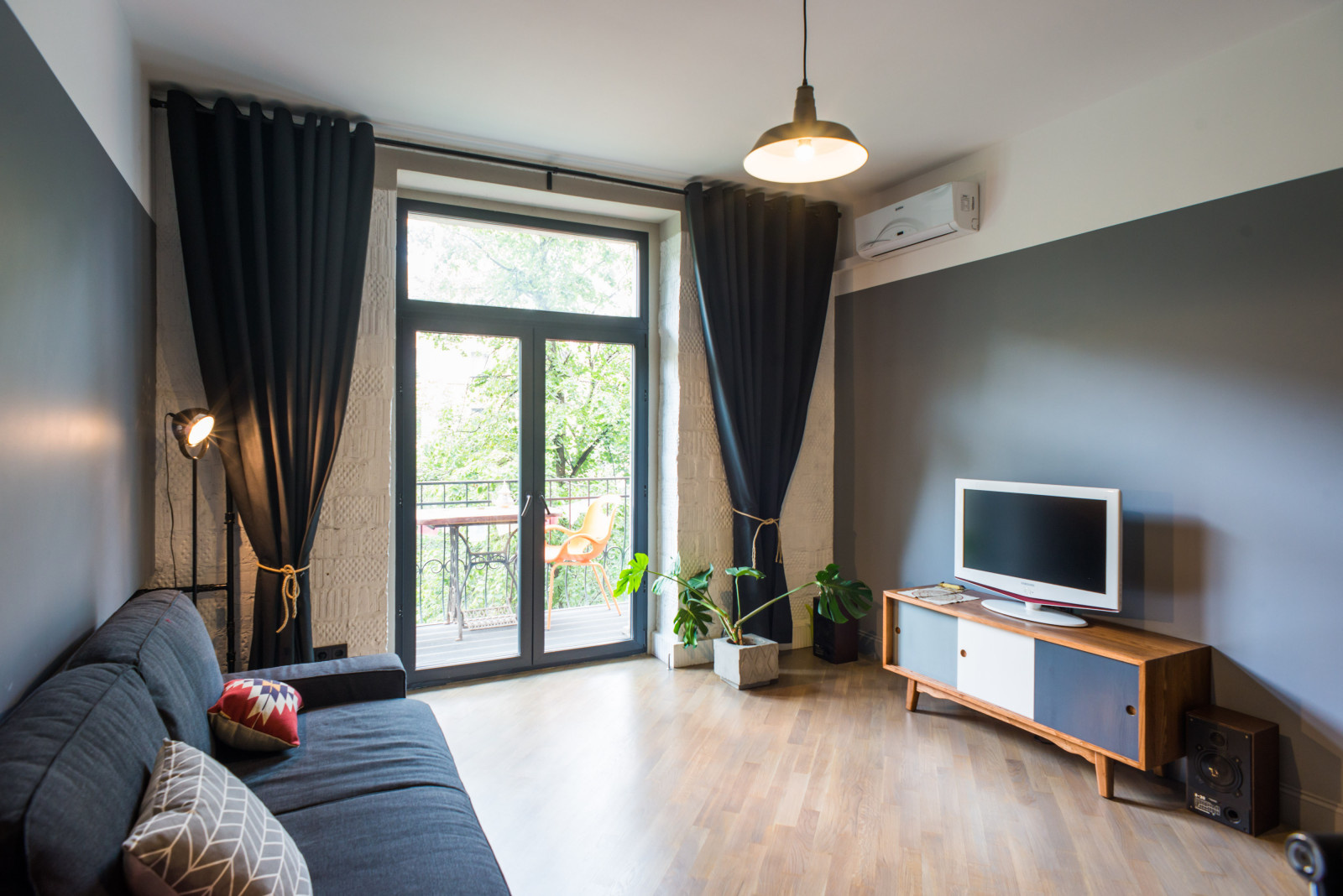 В гостях: Квартира в нейтральных тонах с кирпичной стеной