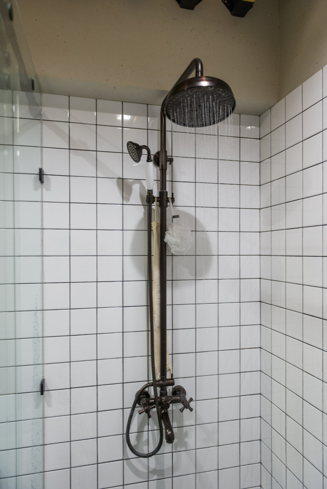 В гостях: Квартира в нейтральных тонах с кирпичной стеной