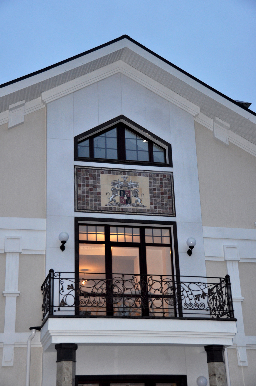 Керамические панно для украшения фасадов, интерьеров.