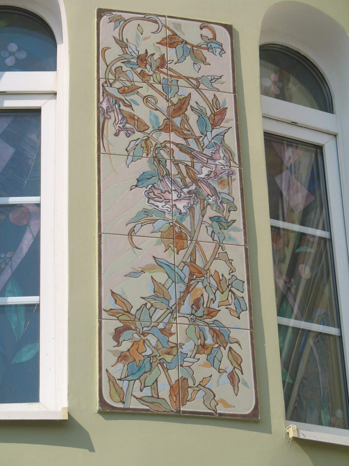 Керамические панно для украшения фасадов, интерьеров.