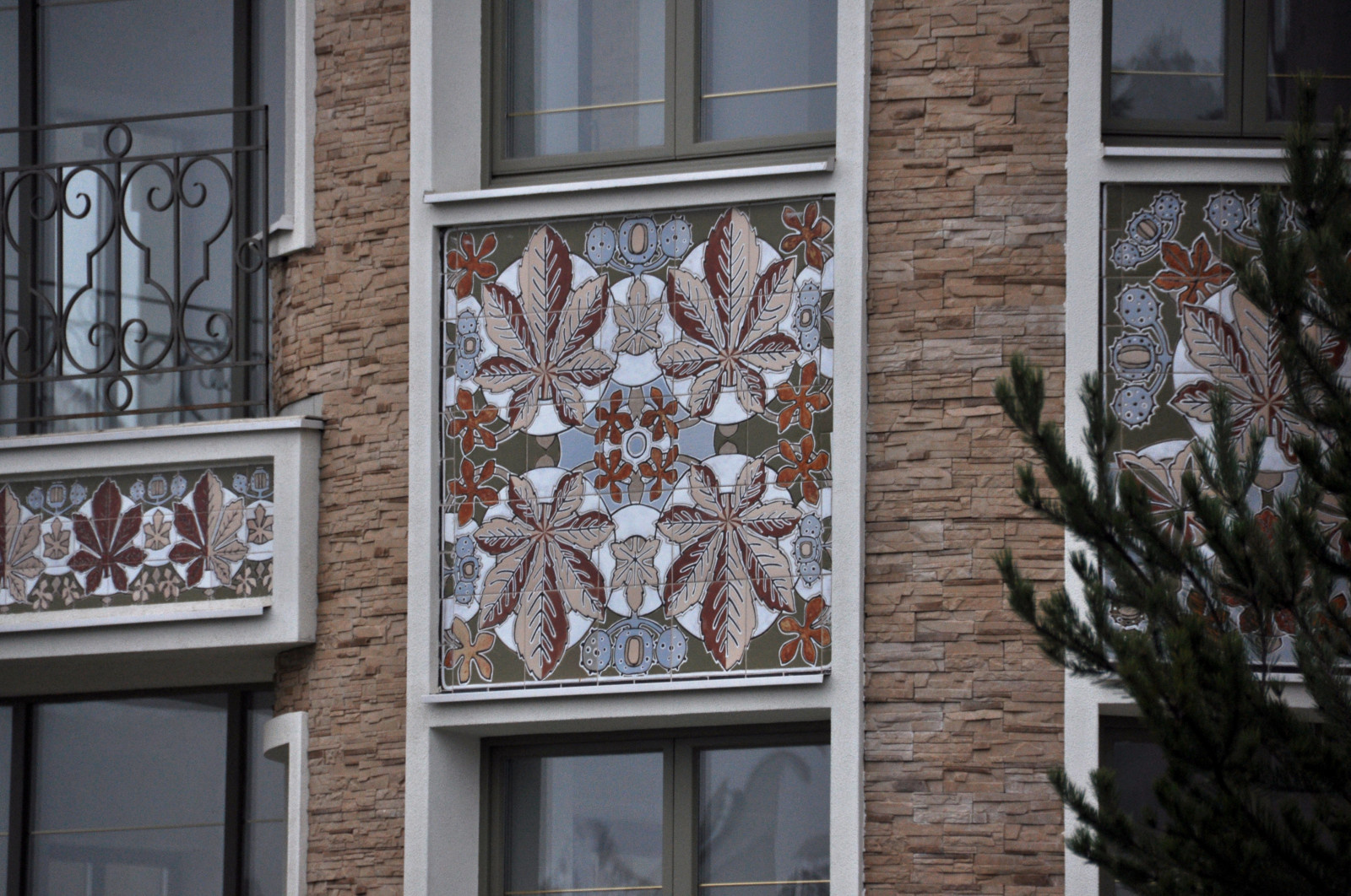 Керамические панно для украшения фасадов, интерьеров.