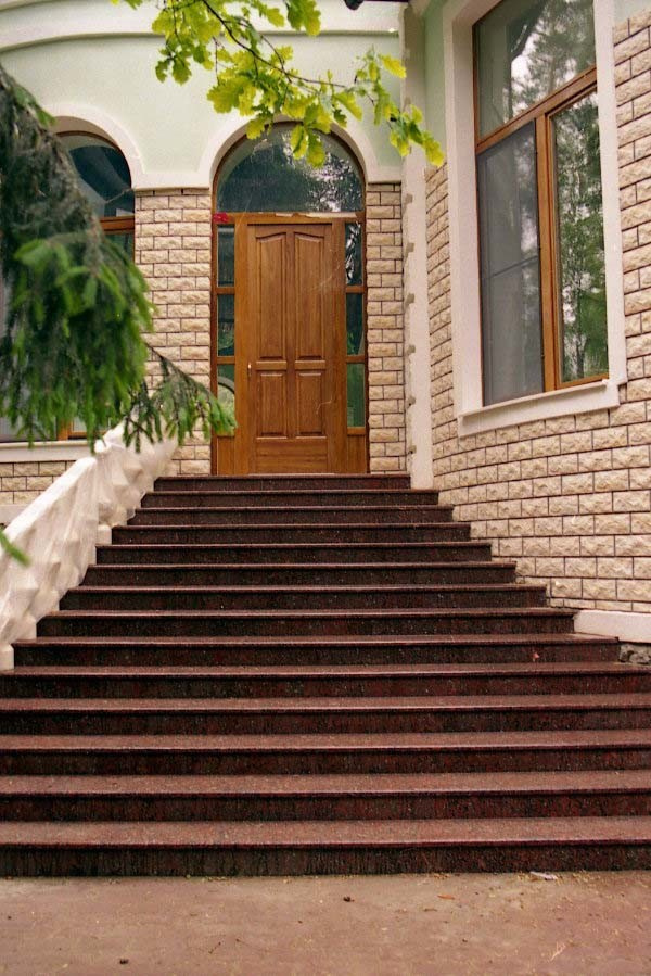 КРЫЛЬЦО И ИНТЕРЬЕР ЗАГОРОДНОЙ ВИЛЛЫ.