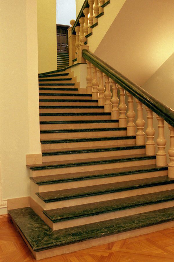 КРЫЛЬЦО И ИНТЕРЬЕР ЗАГОРОДНОЙ ВИЛЛЫ.