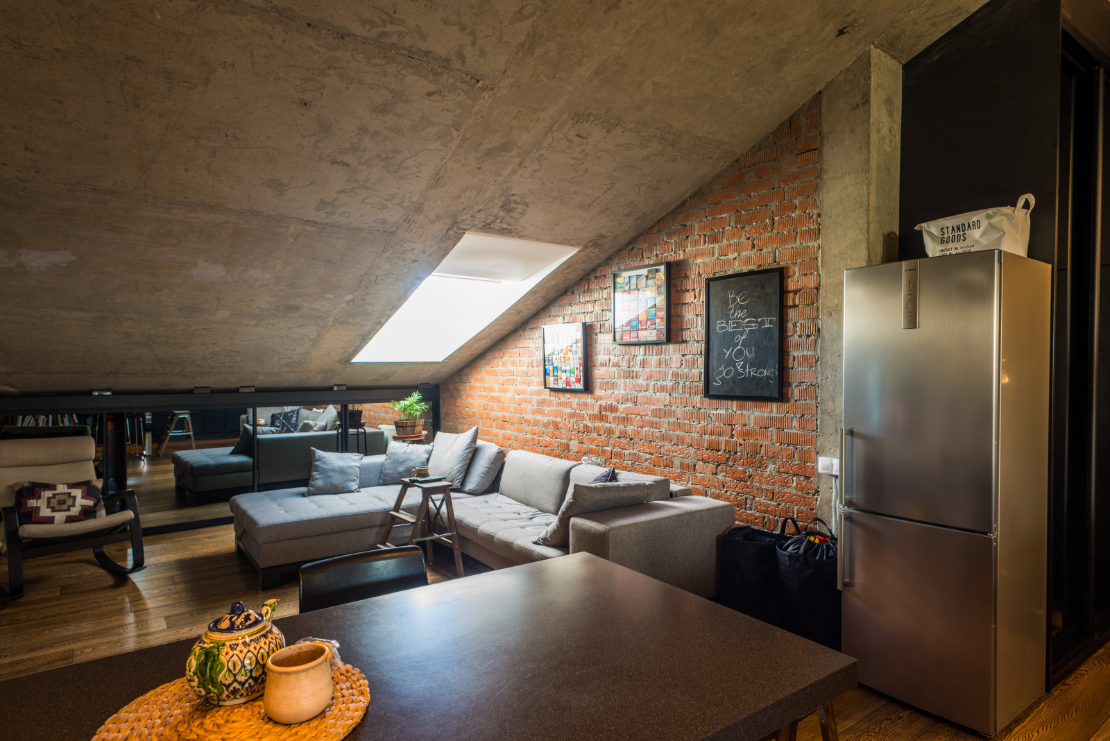 В гостях: Мансарда арт-директора с ванной в цветах его агентства