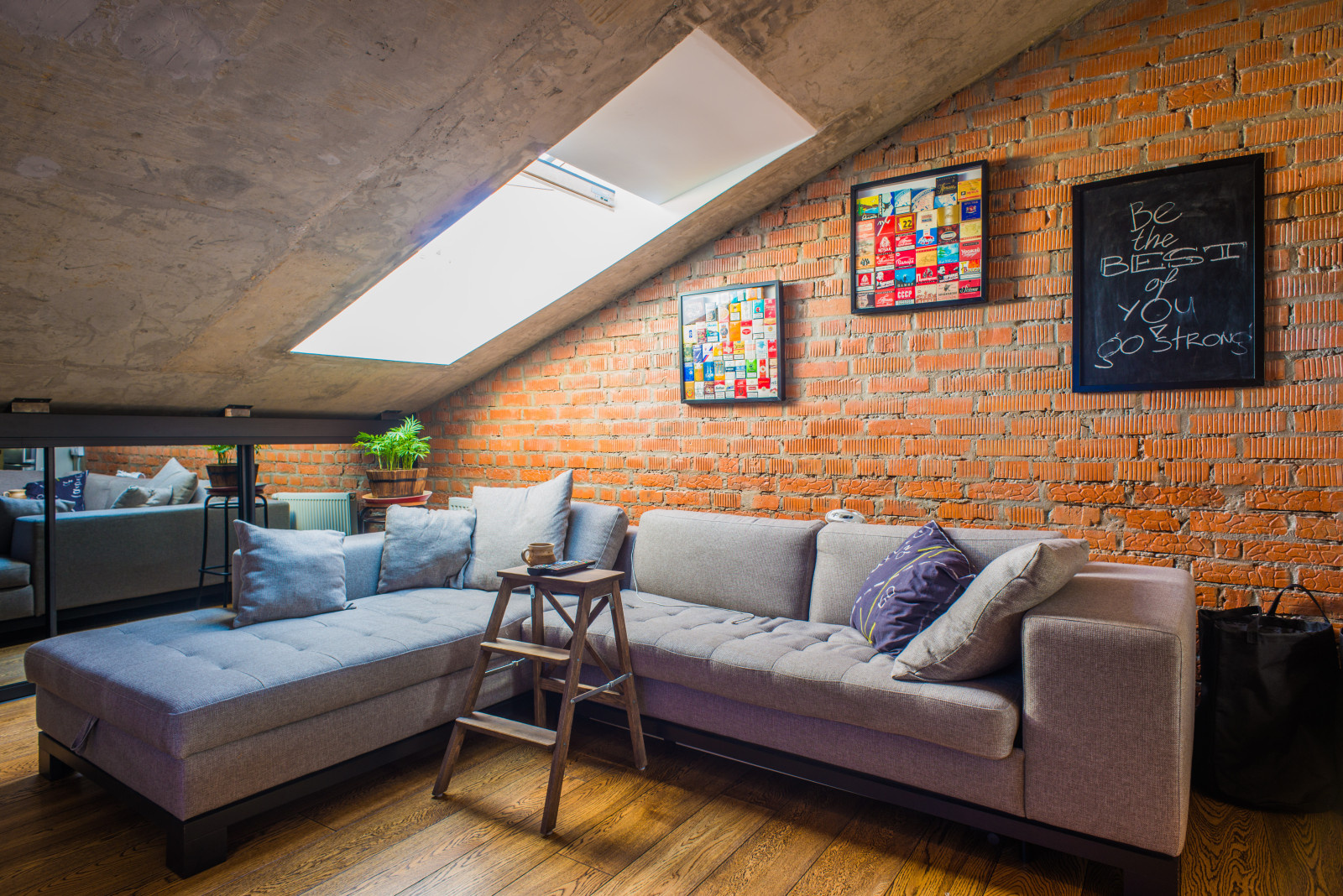 В гостях: Мансарда арт-директора с ванной в цветах его агентства