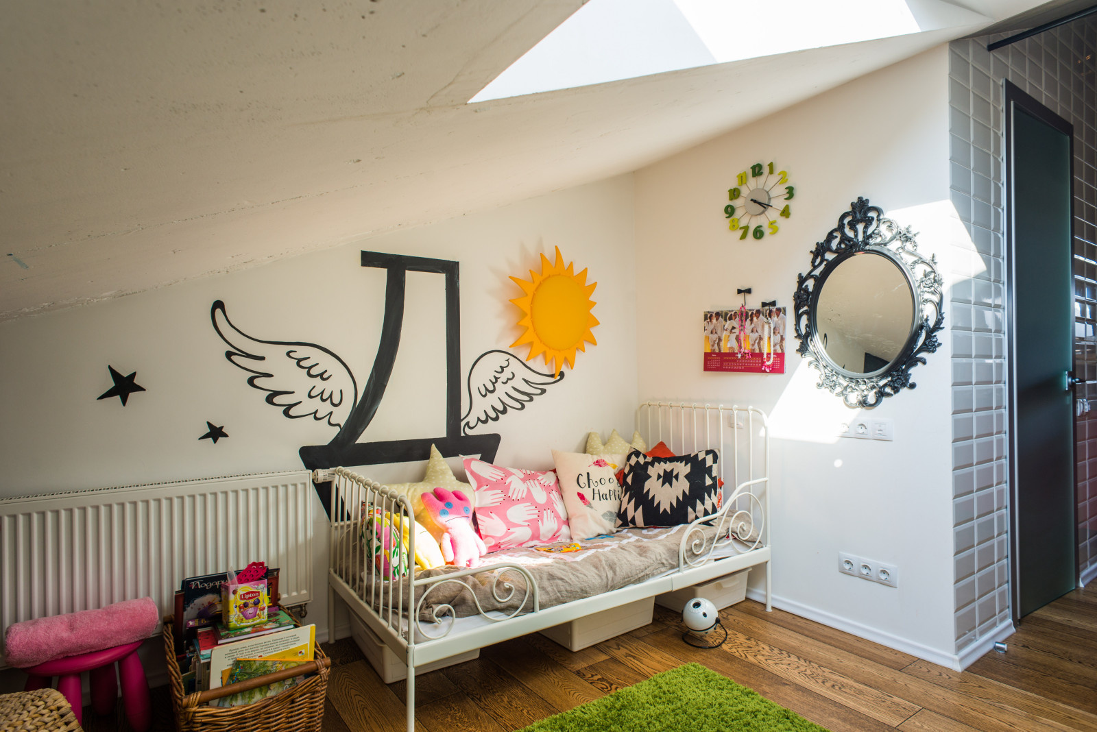 В гостях: Мансарда арт-директора с ванной в цветах его агентства