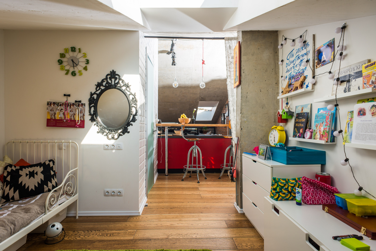 В гостях: Мансарда арт-директора с ванной в цветах его агентства