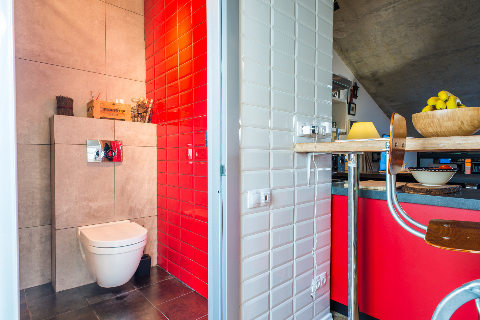 В гостях: Мансарда арт-директора с ванной в цветах его агентства