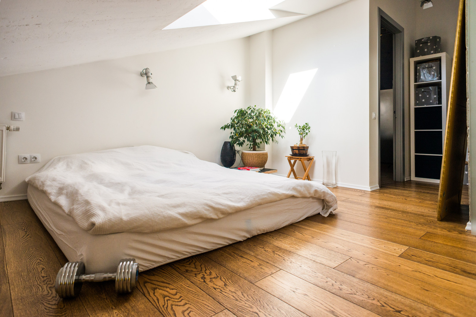 В гостях: Мансарда арт-директора с ванной в цветах его агентства