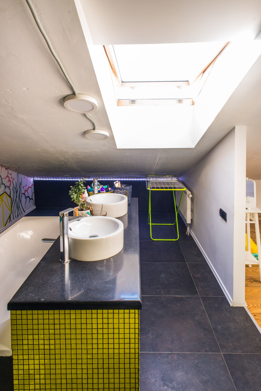 В гостях: Мансарда арт-директора с ванной в цветах его агентства