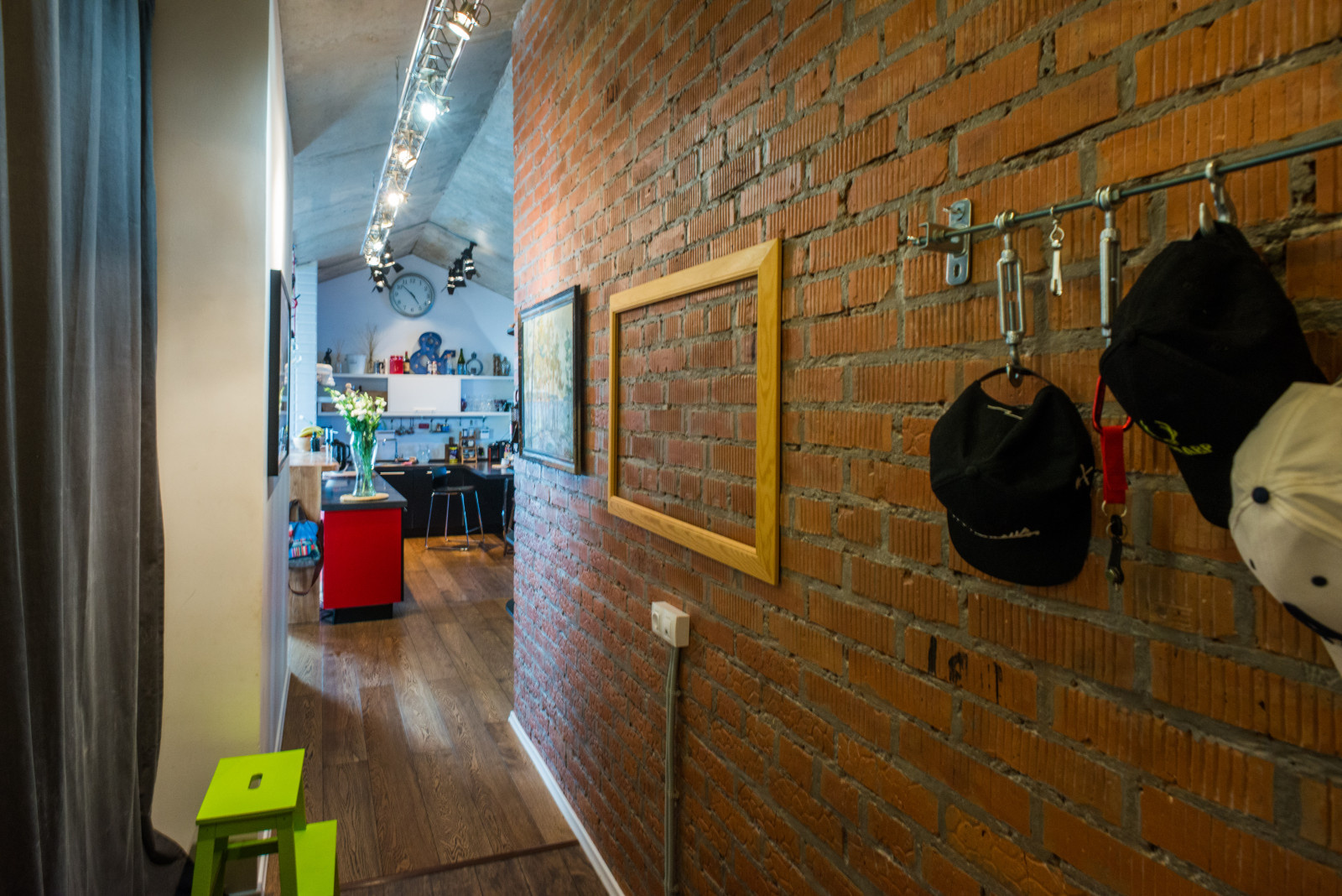 В гостях: Мансарда арт-директора с ванной в цветах его агентства