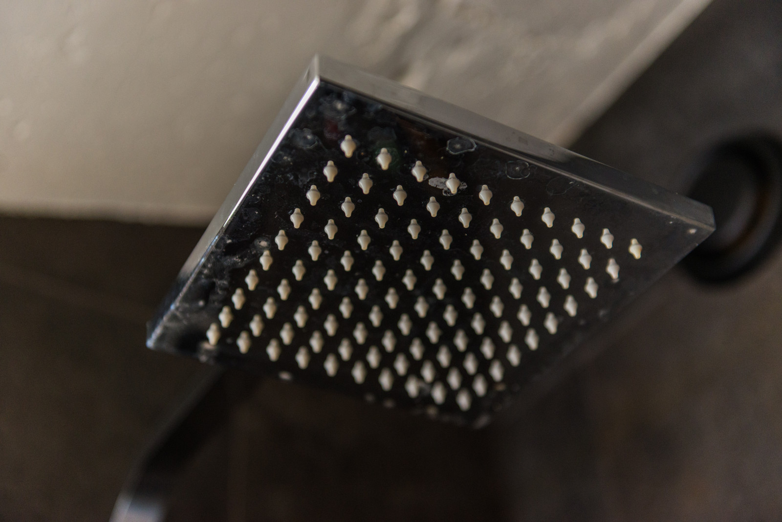 В гостях: Мансарда арт-директора с ванной в цветах его агентства