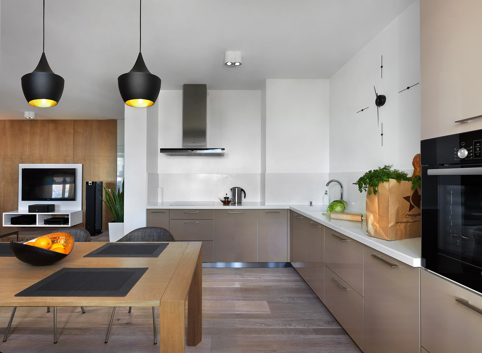 Астон Плаза в Екатеринбурге от студии Hot Walls