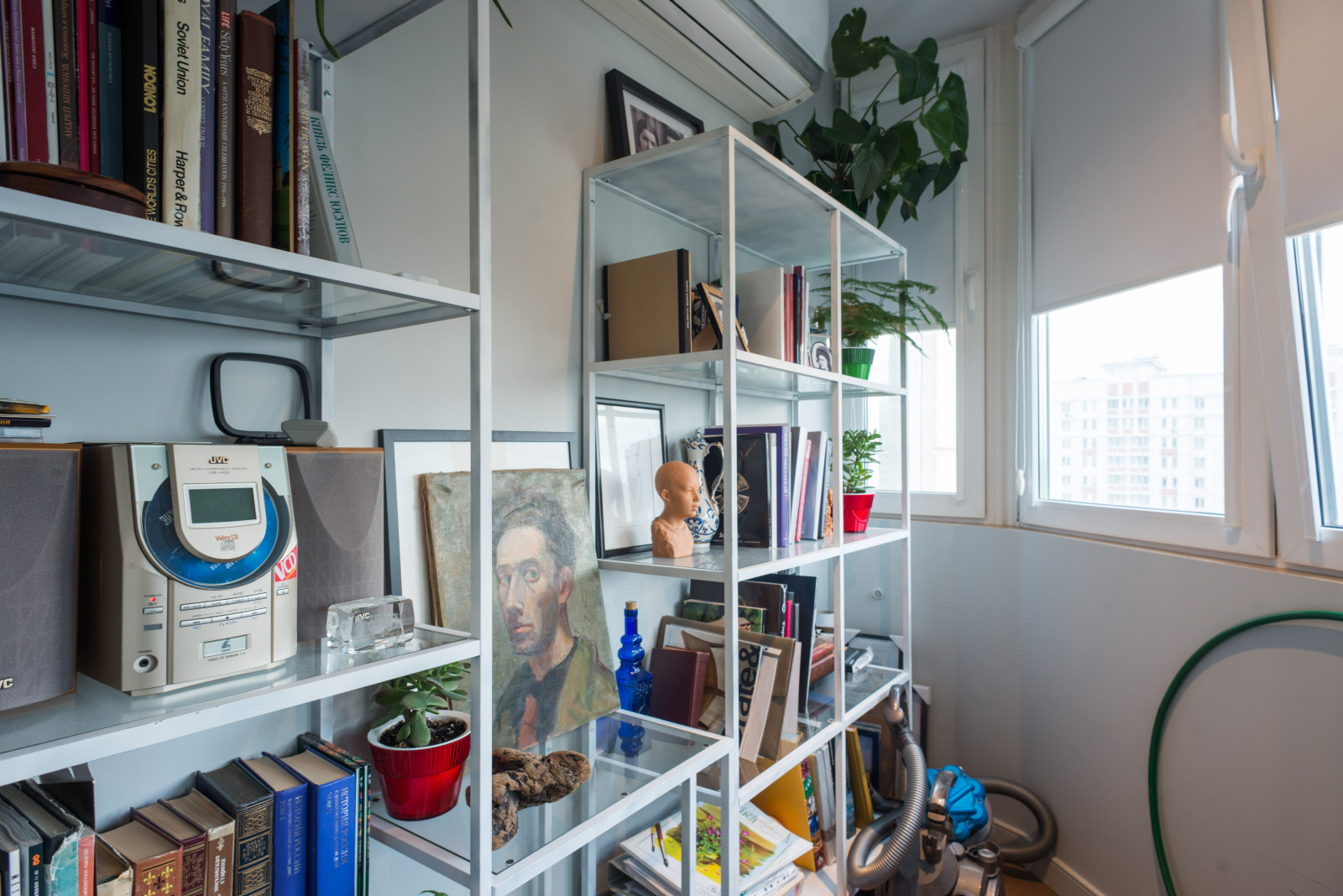 В гостях: Квартира в нейтральных тонах, отделанная деревом и туфом