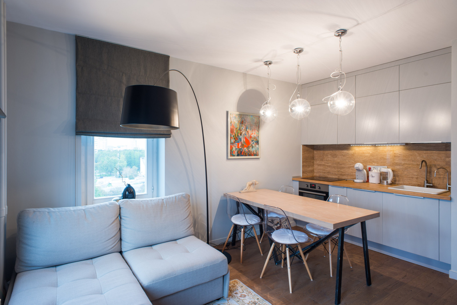 В гостях: Квартира в нейтральных тонах, отделанная деревом и туфом