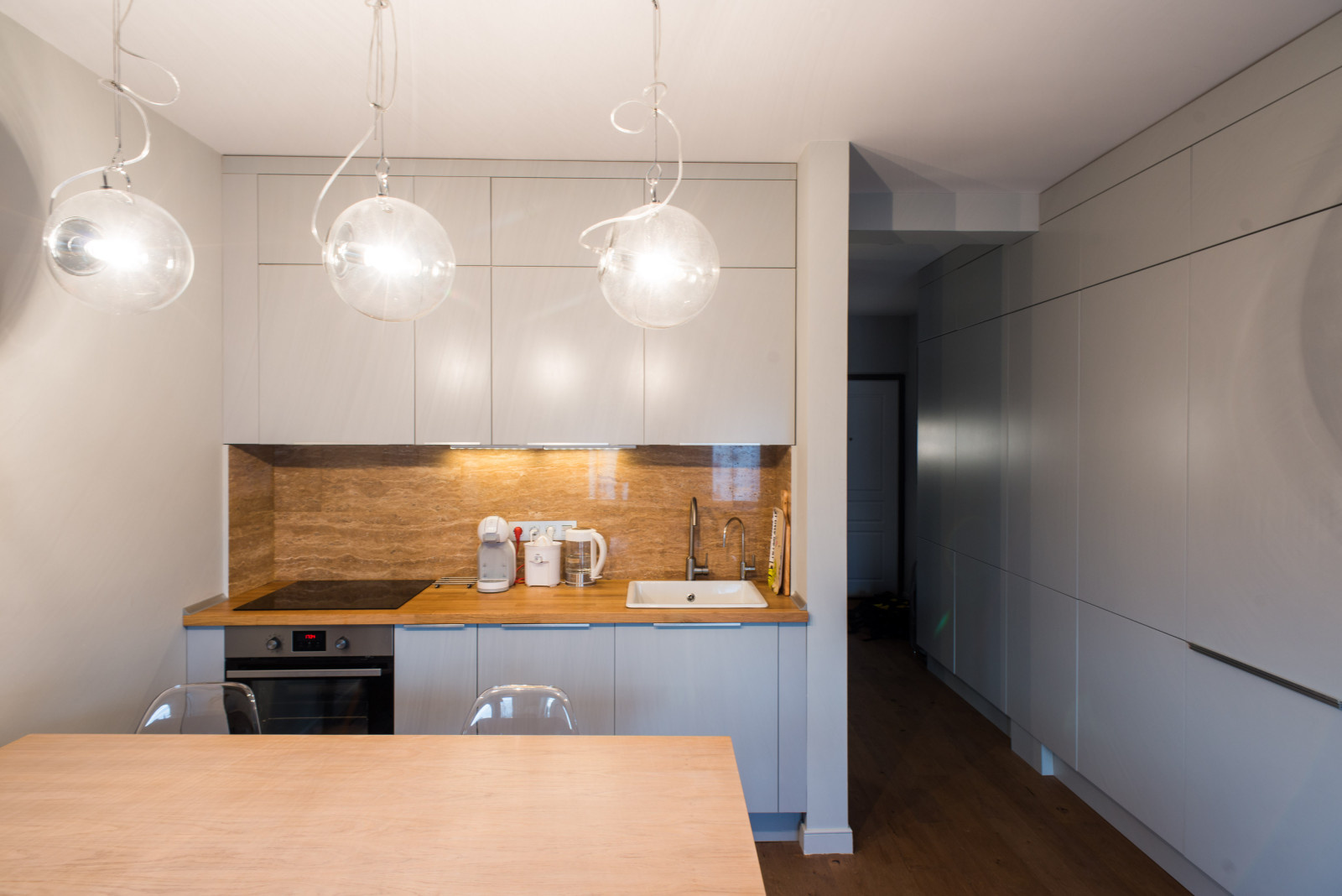 В гостях: Квартира в нейтральных тонах, отделанная деревом и туфом