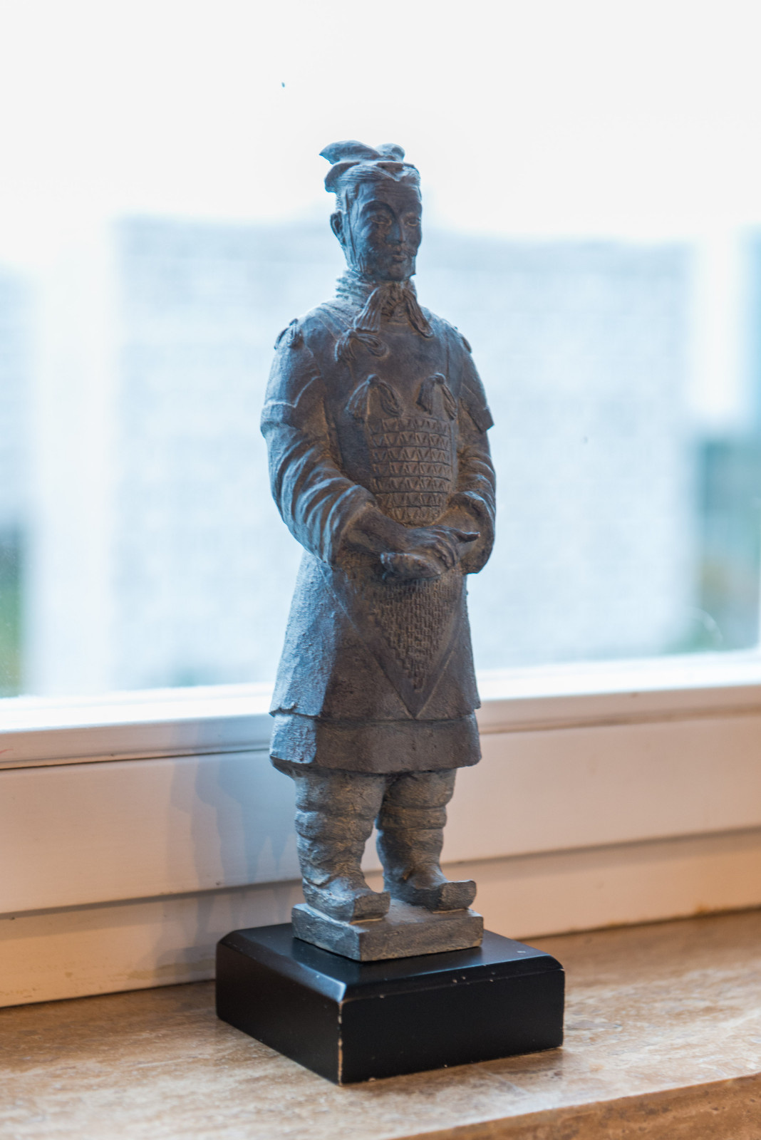 В гостях: Квартира в нейтральных тонах, отделанная деревом и туфом