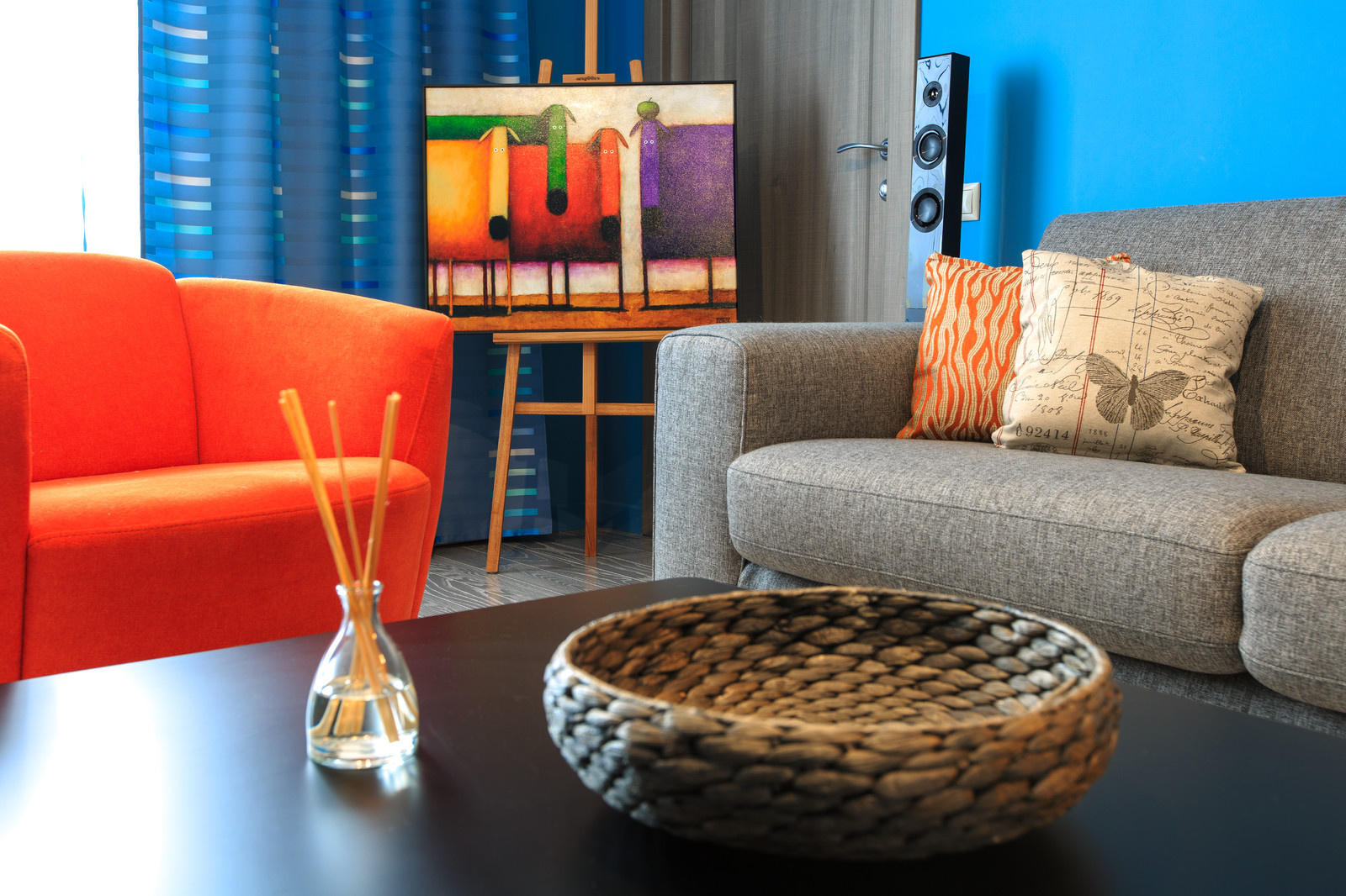 Обложка статьи: Houzz тур: Квартира в синих и оранжевых тонах в московской сталинке