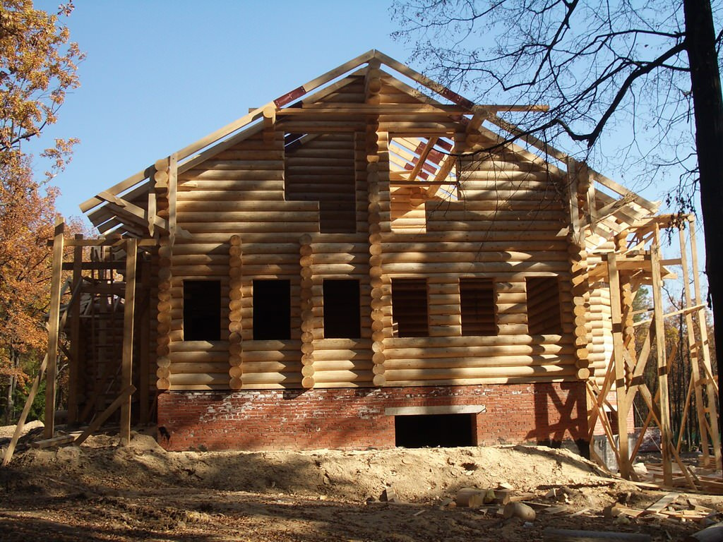 Гостевой дом. Калиброванное бревно. Канадская рубка. Диаметр 35-45 см.