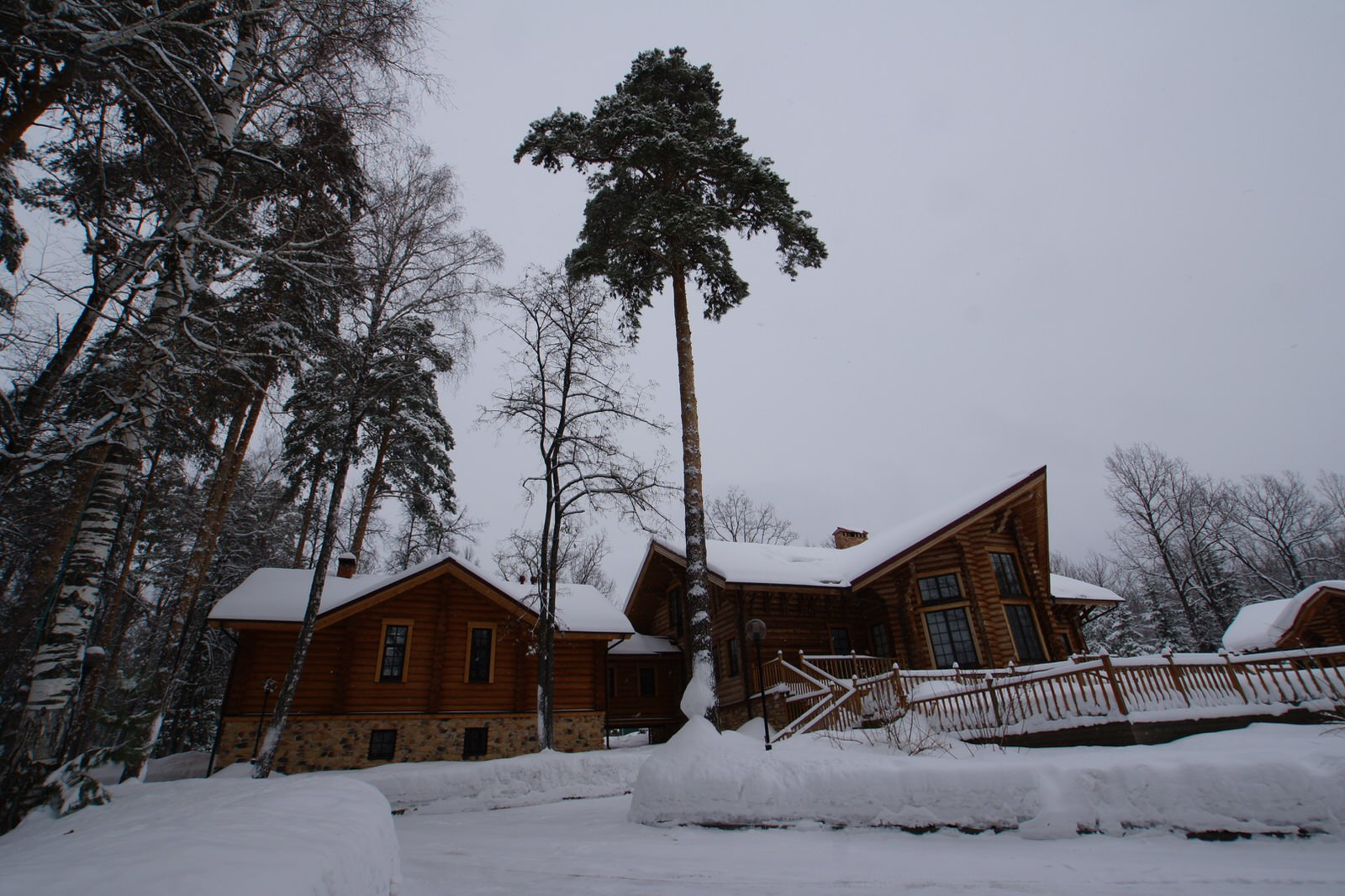 Гостевой дом. Калиброванное бревно. Канадская рубка. Диаметр 35-45 см.