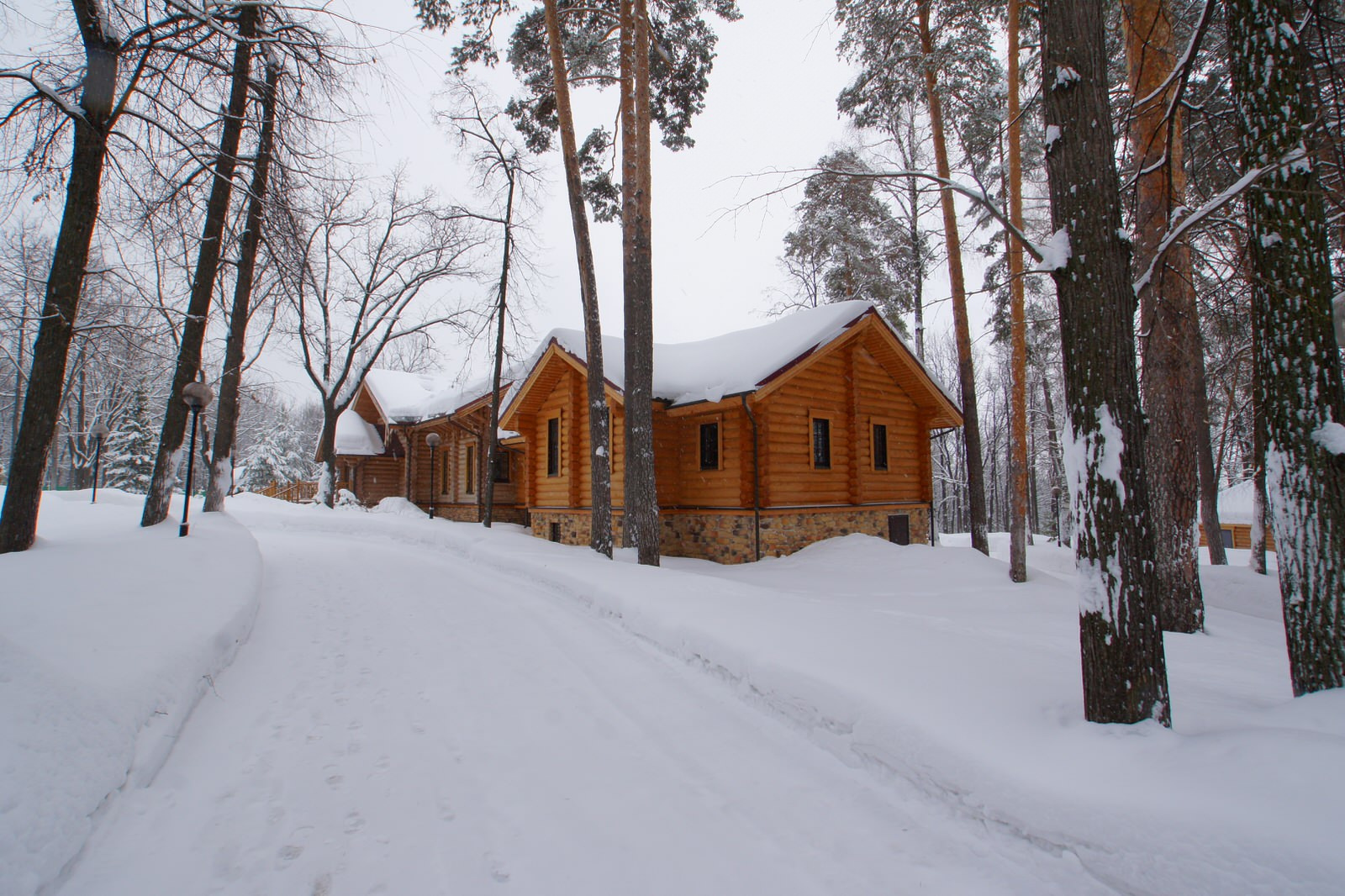 Гостевой дом. Калиброванное бревно. Канадская рубка. Диаметр 35-45 см.