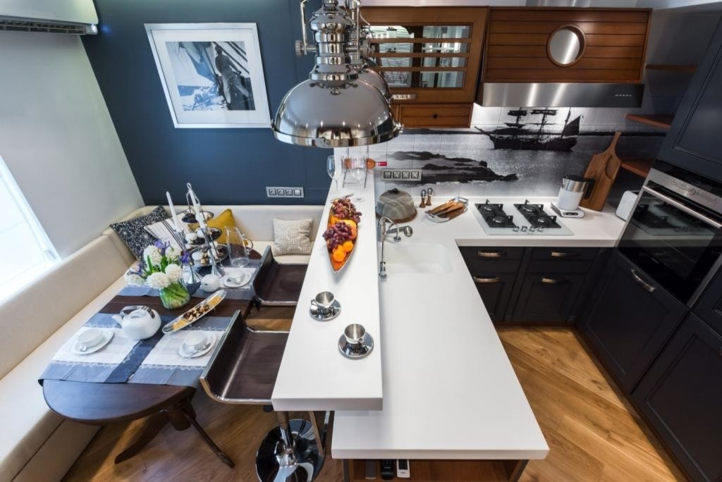 Кухня с иллюминатором