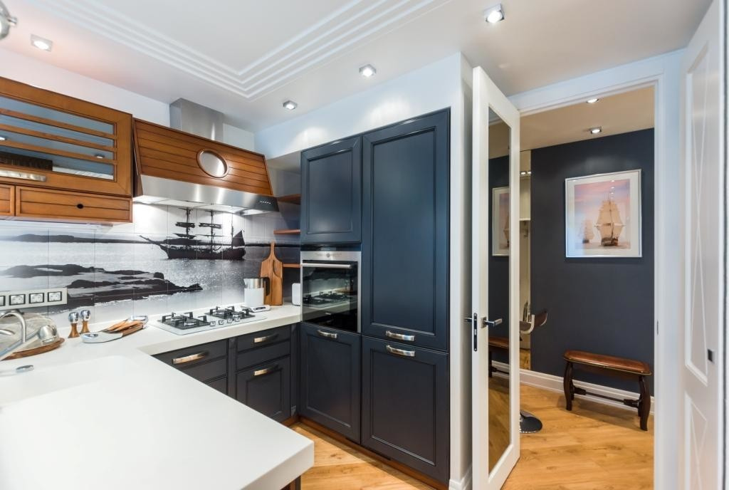 Кухня с иллюминатором