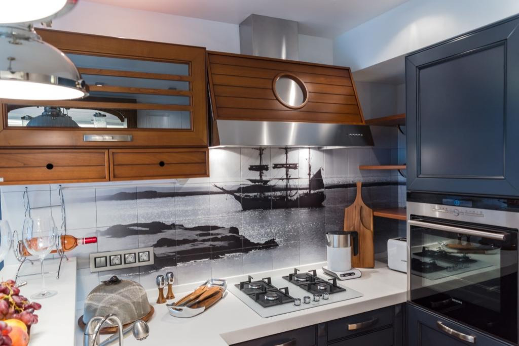 Кухня с иллюминатором
