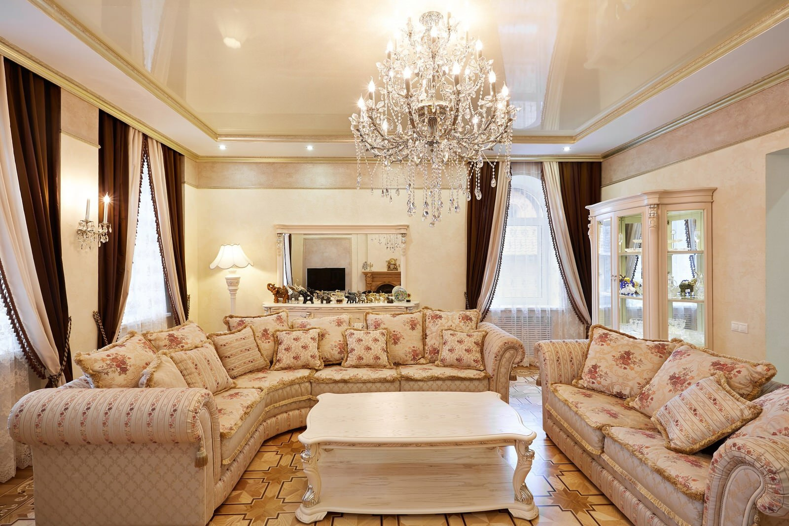 Перепланировка и декор гостевого пространства коттеджа.