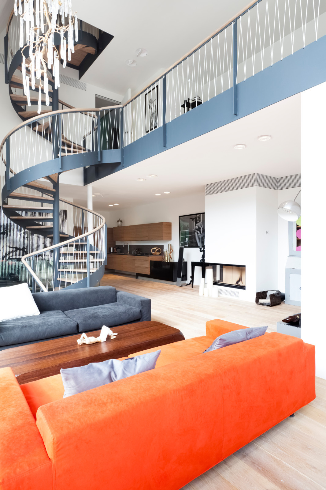 Houzz тур: Дом под Москвой с оригинальным пандусом и винтовой лестницей